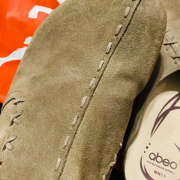 Abeo Bio System Women’s Brown Suede Mules
Size 11 - Picture 6 of 12
